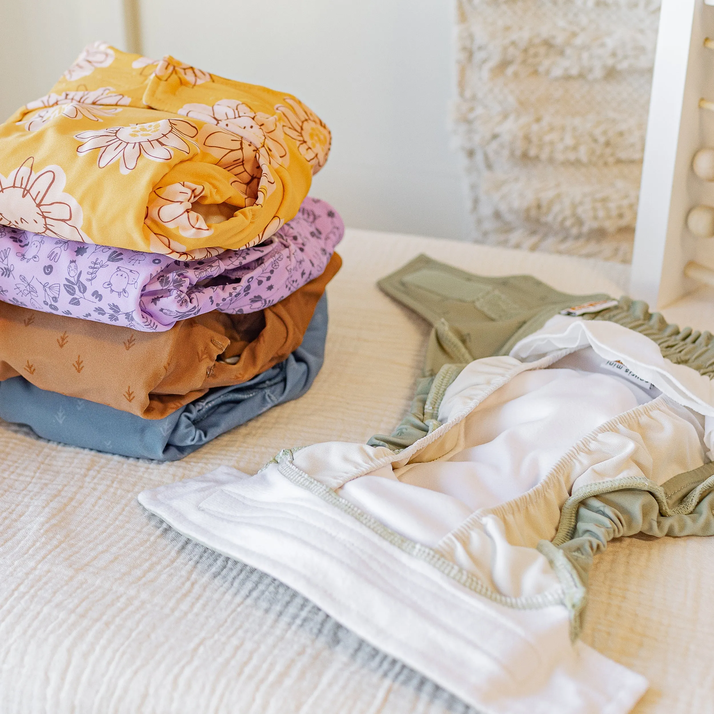 Couche réutilisable ultramince SM  crème à motif automnal, bébé || SM  ultra-thin cream reusable diaper with autumnal all over print, baby