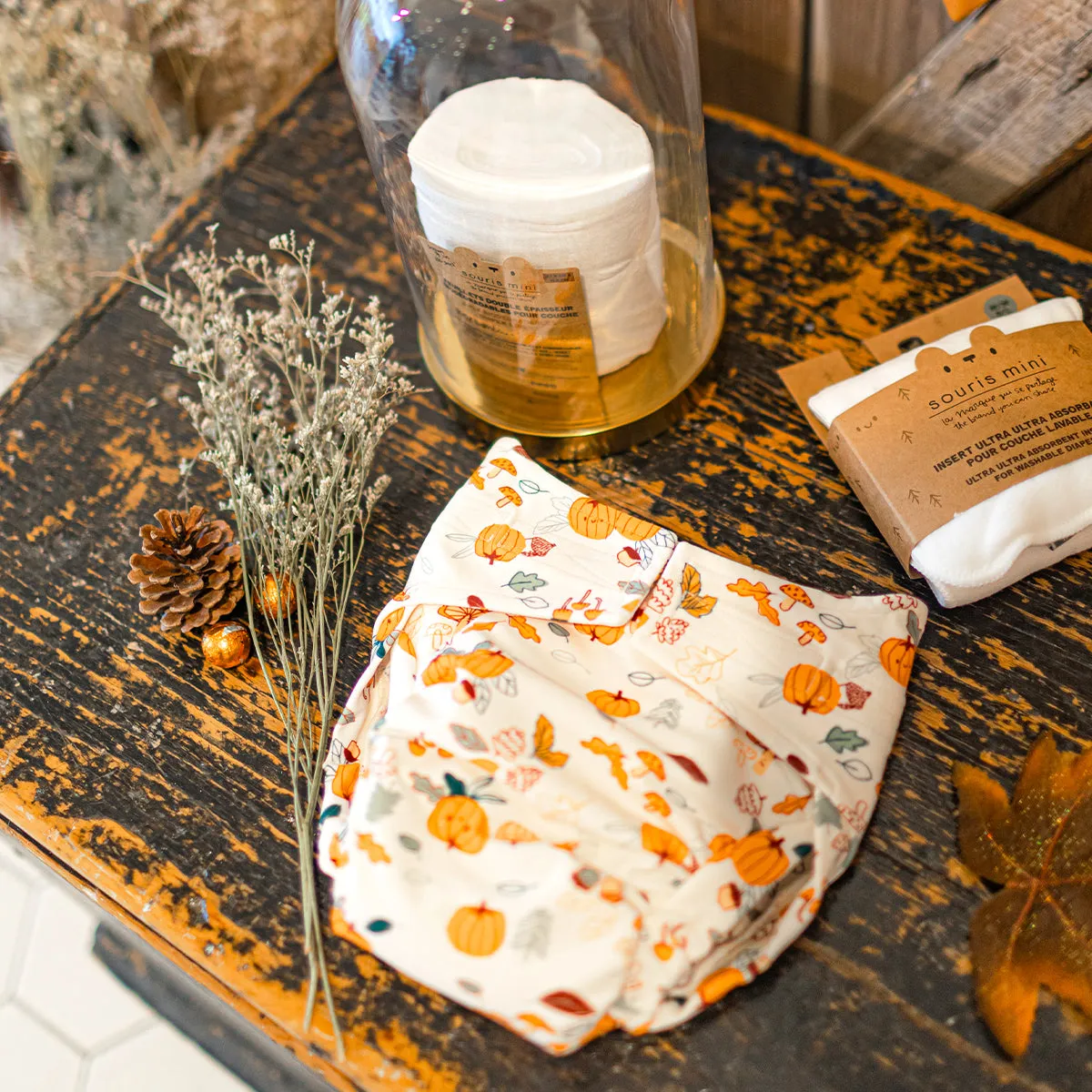 Couche réutilisable ultramince SM  crème à motif automnal, bébé || SM  ultra-thin cream reusable diaper with autumnal all over print, baby