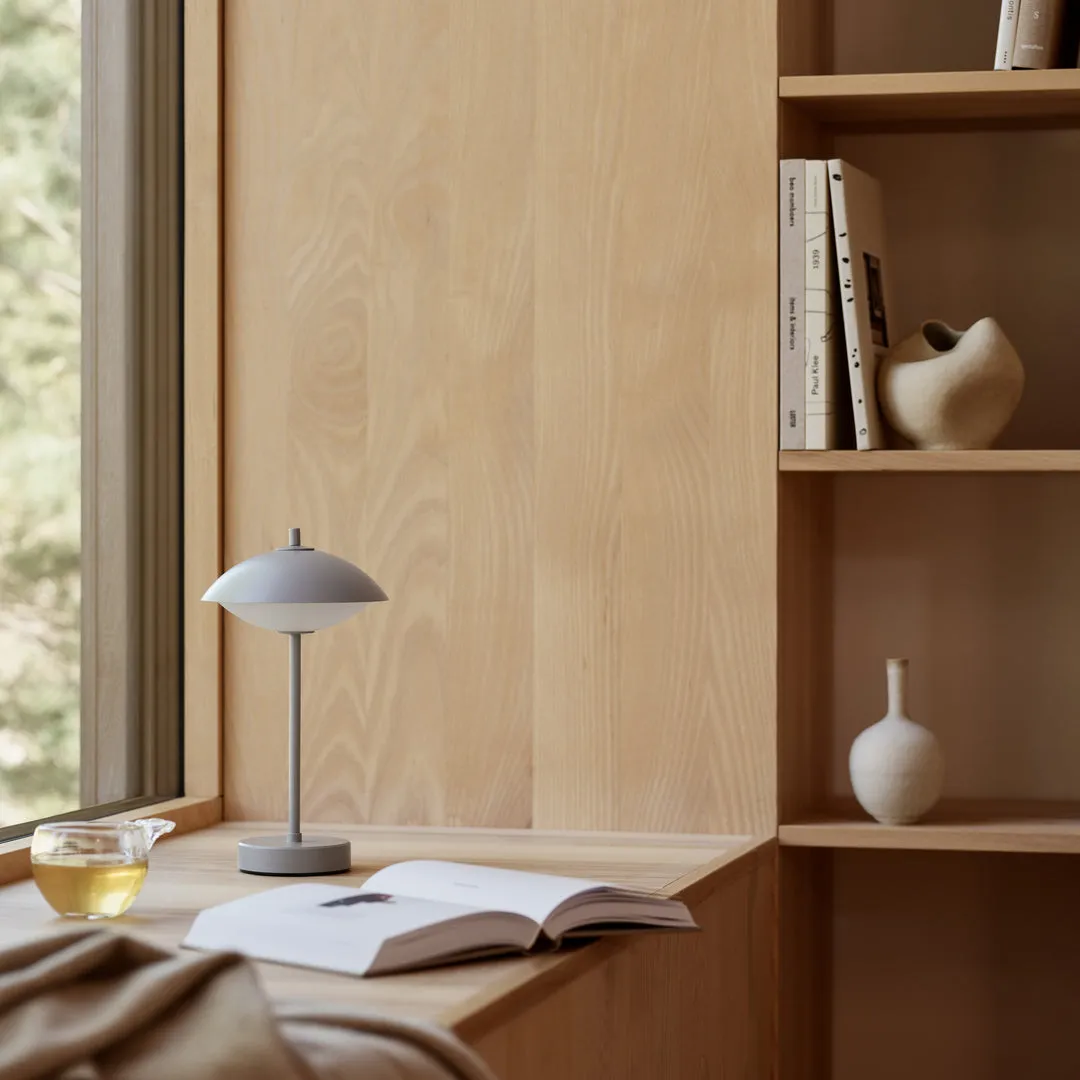 Fritz Hansen Clam bærbar lampe, Nine Grey 