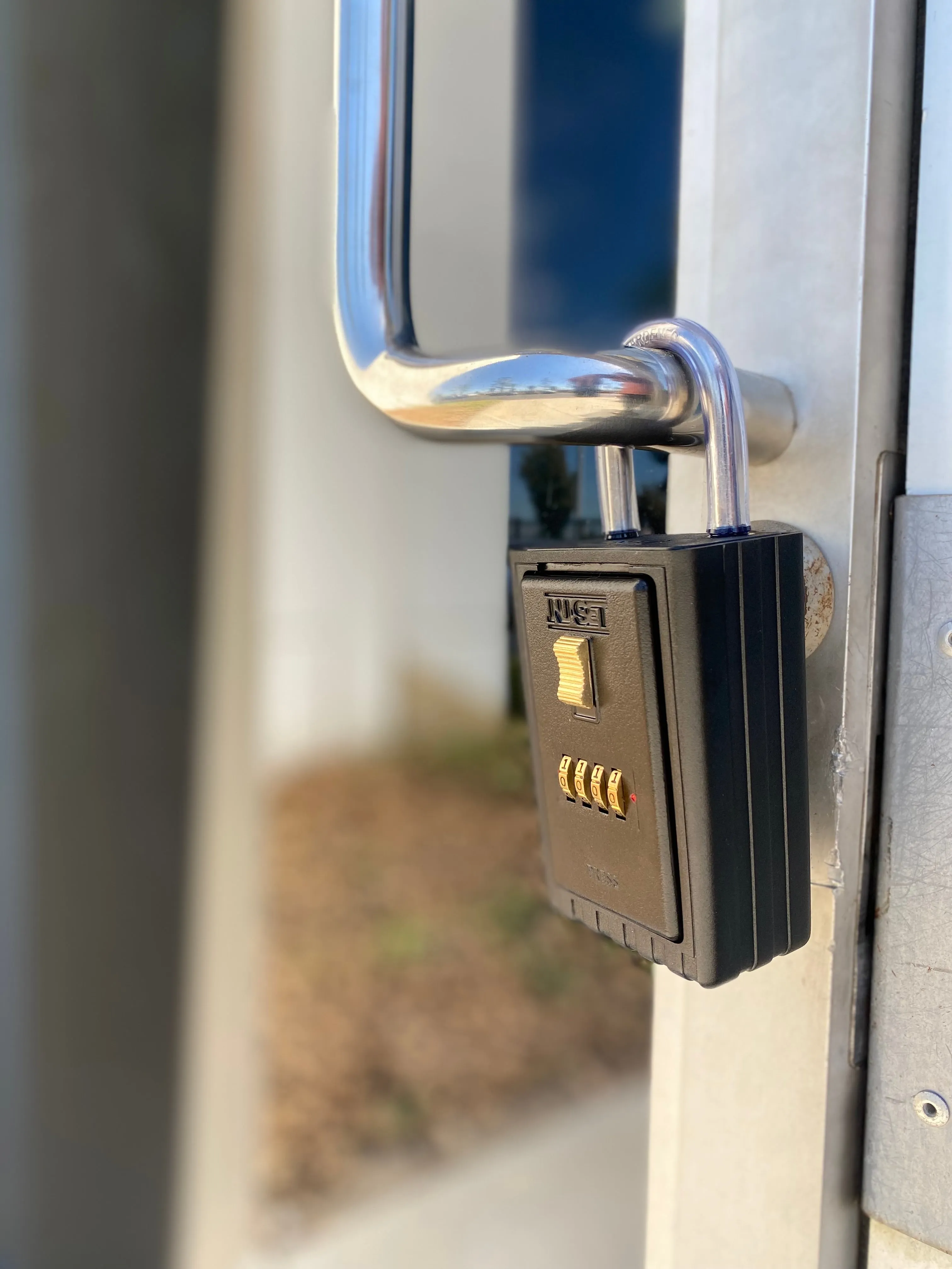 NUSET 4-Number Combination Lockbox, Keyed Shackle