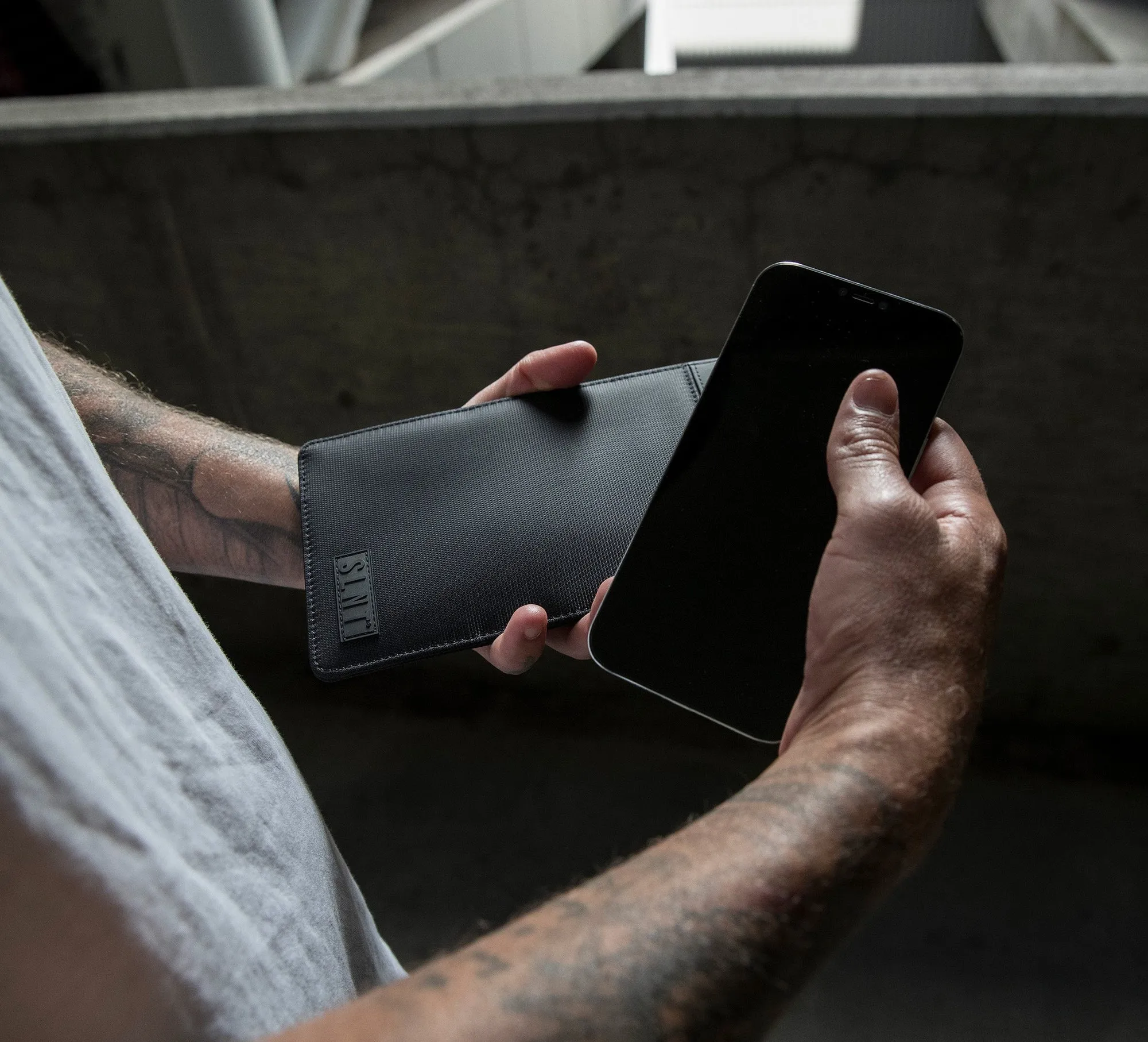 SLNT Faraday Sleeves for Phones Weatherproof Nylon Black