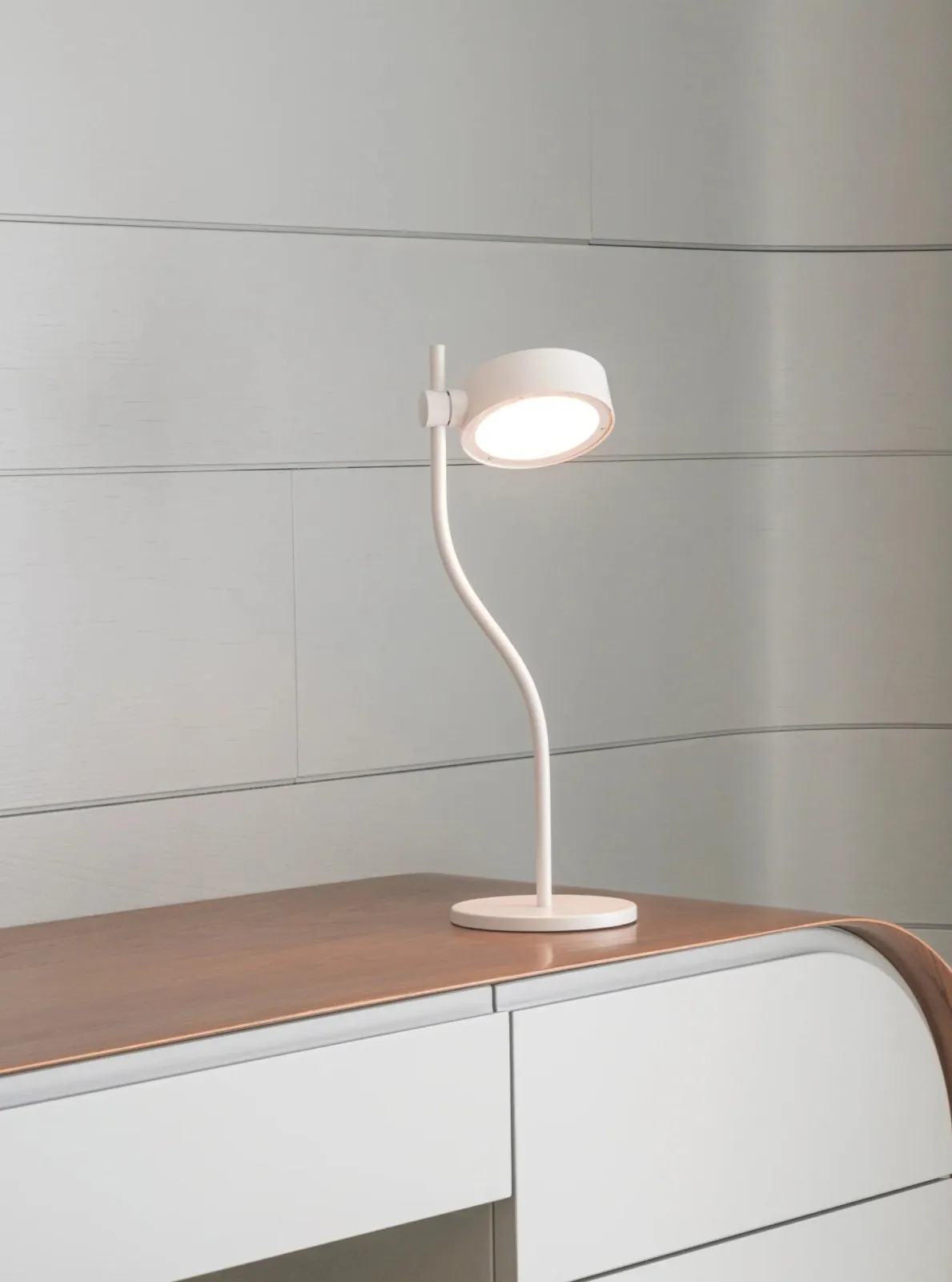 Super O Portable Table Lamp in Black