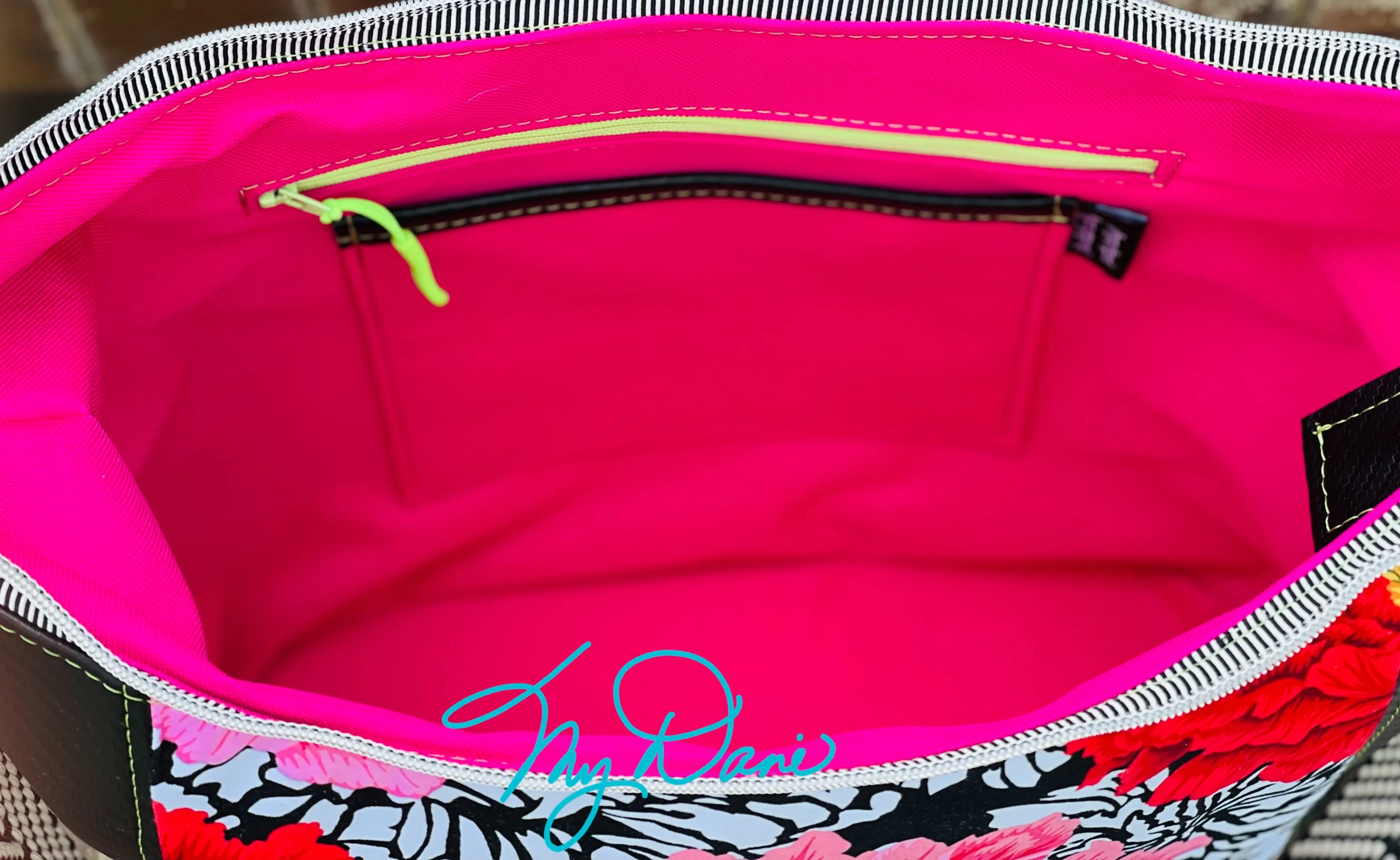 The UNG Hobo Handbag in Hot Pink Floral
