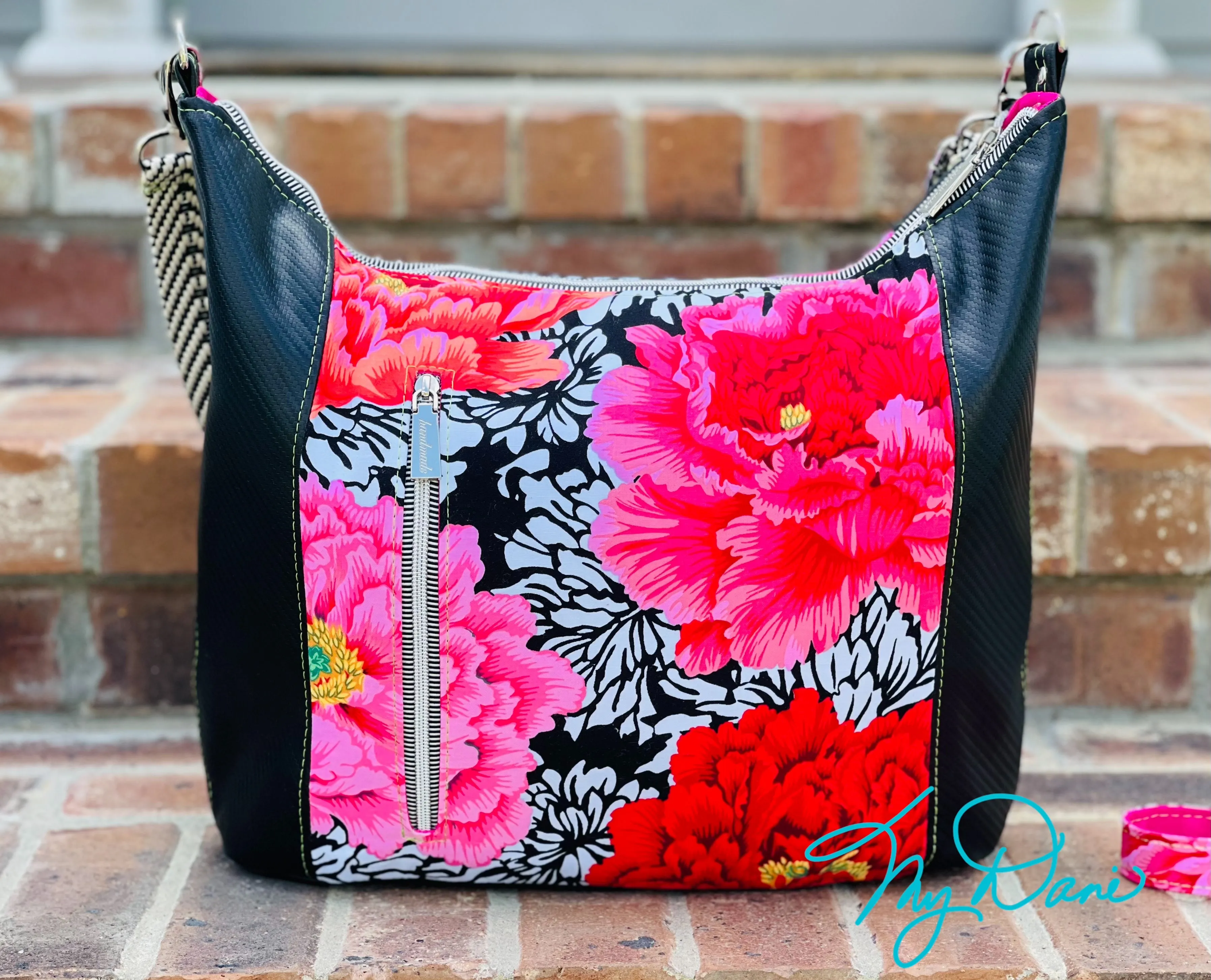 The UNG Hobo Handbag in Hot Pink Floral